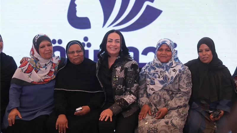 رئيسة القومى للمرأة ومحافظ أسوان يتفقدان نموذج المحاكاة البنكي 