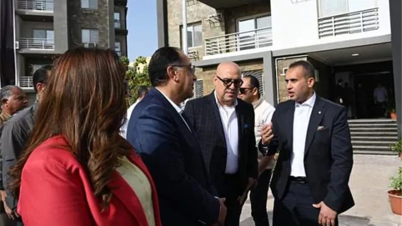 رئيس الوزراء يتفقد مشروع إسكان 
