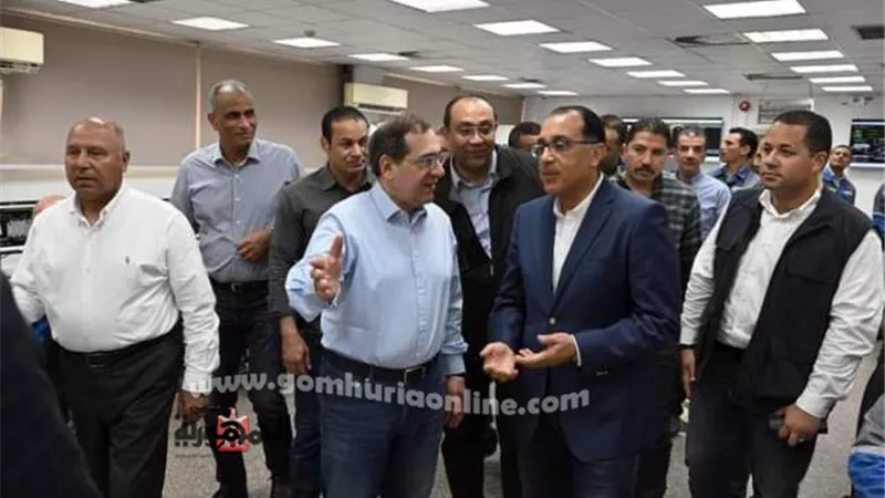 رئيس الوزراء يتفقد مصنع 