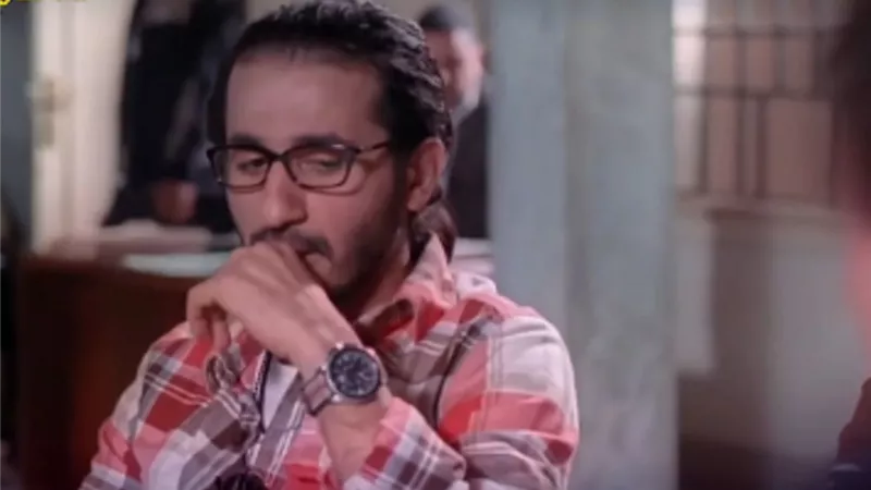 أحمد حلمي يتبرع بساعته في 