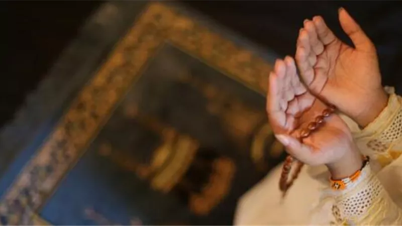يا مجيب الدعوات إليك مددت يدى فأقبل توبتي وارحم ضعف قوتي
