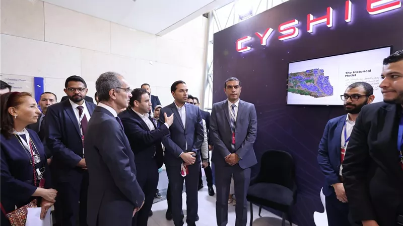 وزير الاتصالات يتفقد معرض علوم البيانات و الذكاء الاصطناعى