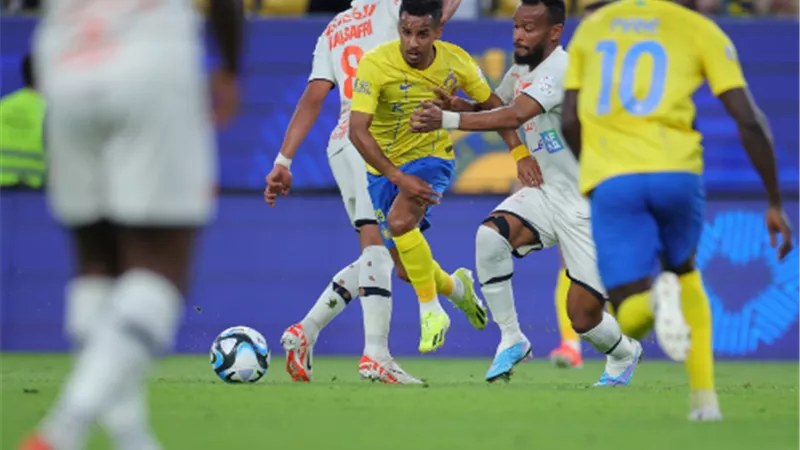 النصر السعودي يكتسح الفيحاء بثلاثية في الدورى