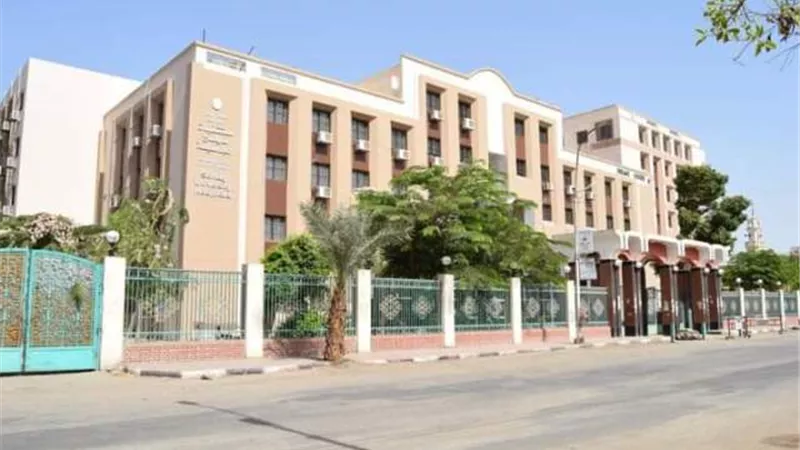 فريق طبي بمستشفي سوهاج الجامعي ينقذ شاب تعرض لطعنه في القلب