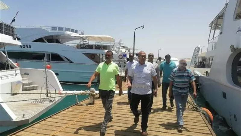 مرور مفاجئ لرئيس مدينة مرسى علم على بعض الوحدات الخدمية بحماطة