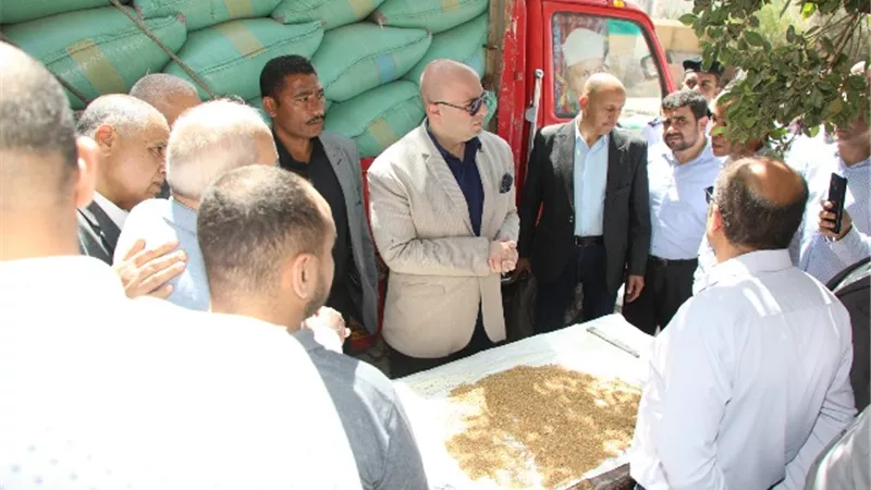 محافظ بني سويف يتابع توريد القمح للمطاحن