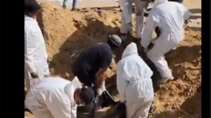 «جثث دون رؤوس وأجساد دون جلود».. اكتشاف مقبرة جماعية داخل مجمع طبي في غزة.. فيديو