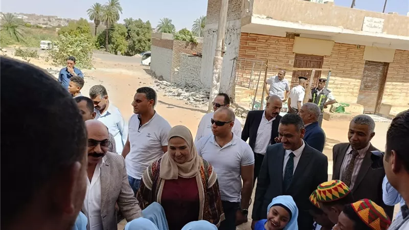 وزيرة التضامن ومحافظ أسوان يشهدان فعاليات برنامج وعي بقرية سهيل