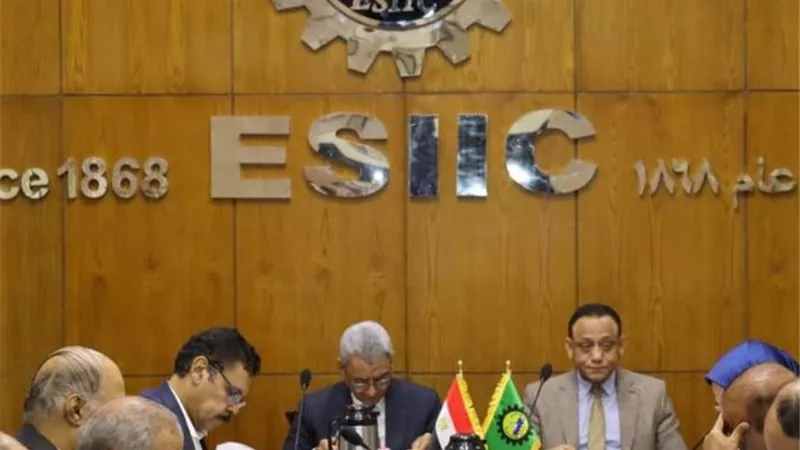 رئيس جامعة أسيوط يستعرض تقريراً حول اجتماع المجلس الاستشاري