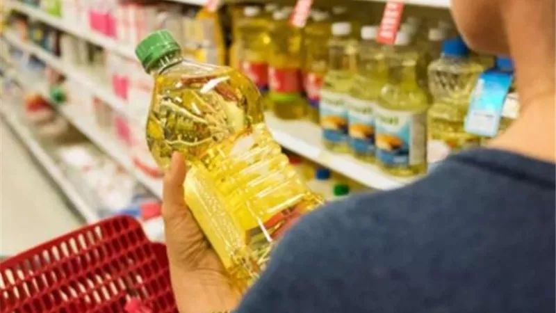 رئيس شعبة المواد الغذائية يكشف أسعار الزيت والسمنة بعد انخفاض أسعارها