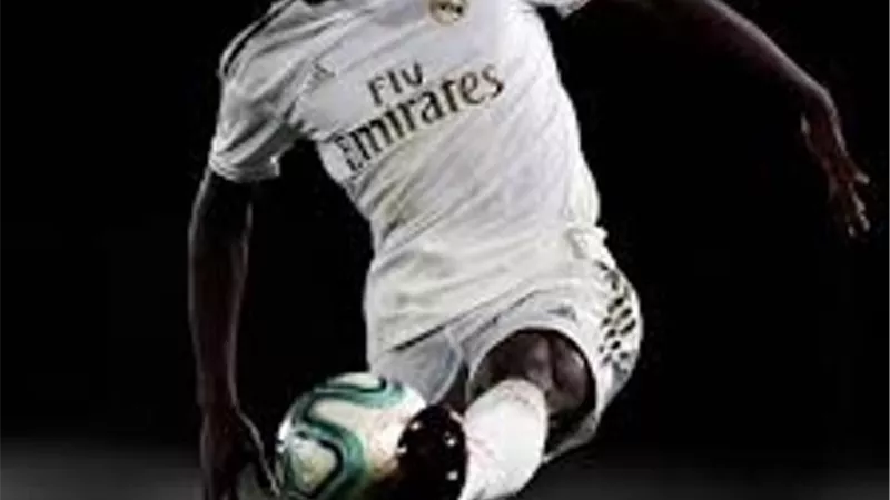 من بينها ليفربول .. 5 أندية إنجليزية تتصارع على ضم مدافع ريال مدريد
