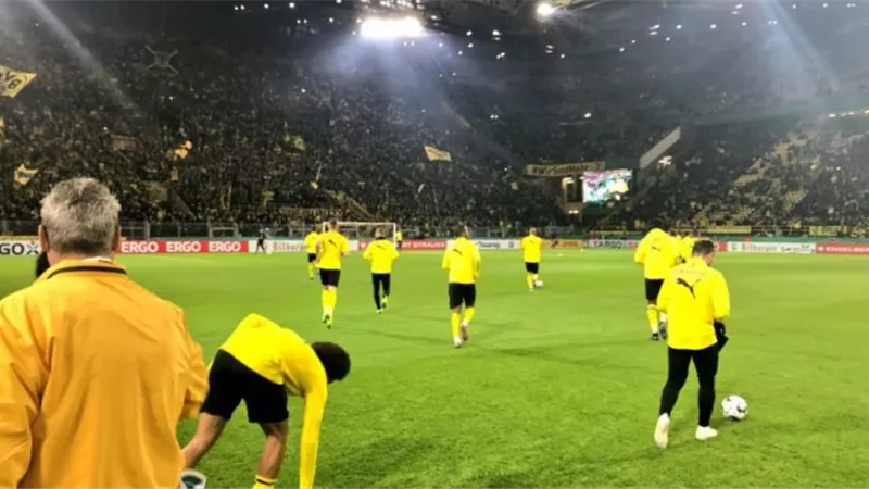 بروسيا دورتموند يُنهي عمليات الإحماء قبل مواجهة ليفركوزن
