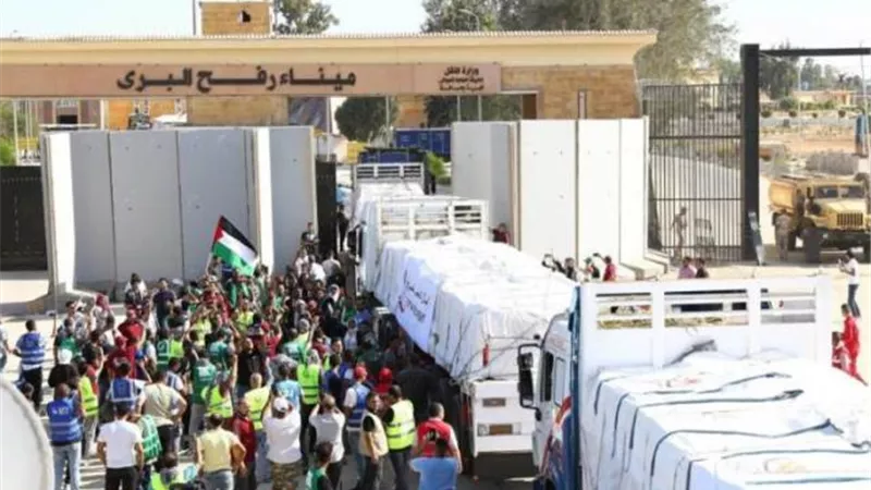 إدخال 258 شاحنة مساعدات لقطاع غزة واستقبال 31 مصابًا فلسطينيًا بميناء رفح البري