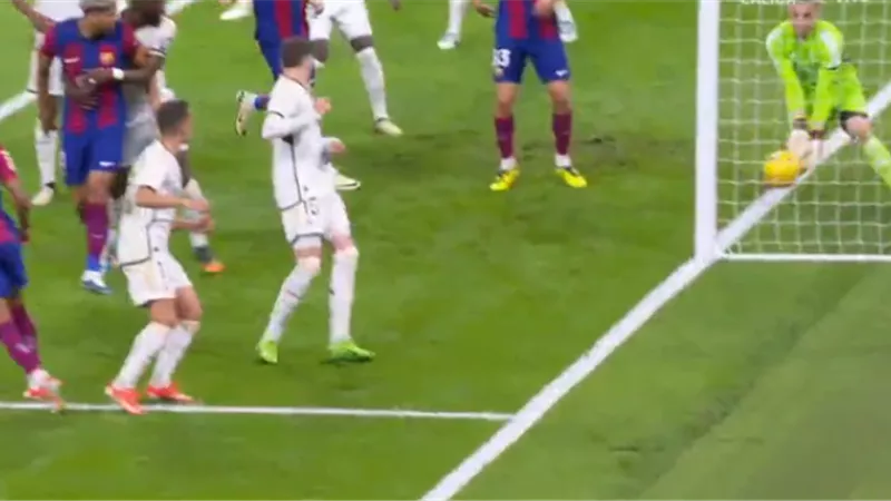 الشوط الأول .. تعادل إيجابي بهدف بين برشلونة وريال مدريد