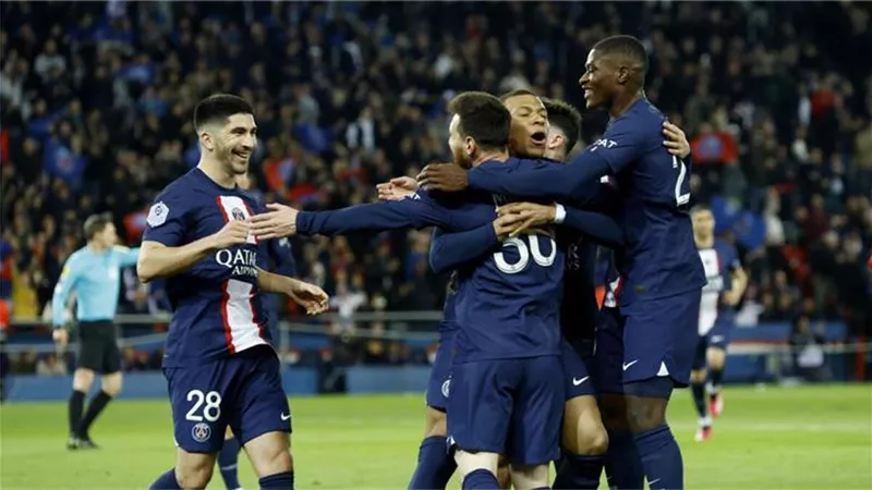 PSG يحافظ علي صدارة الدوري الفرنسي برباعية في شباك ليون