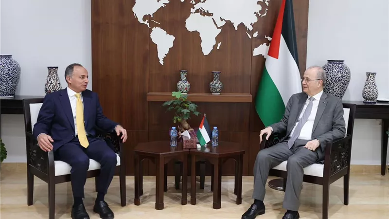 سفير مصر في رام الله يلتقي رئيس الوزراء وزير الخارجية الفلسطيني