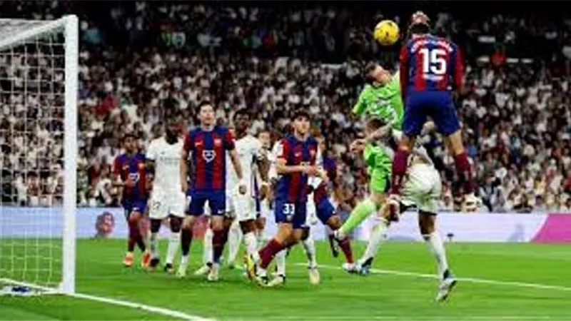 برشلونة أول فريق يسجل 300 هدف فى ريال مدريد بالليجا