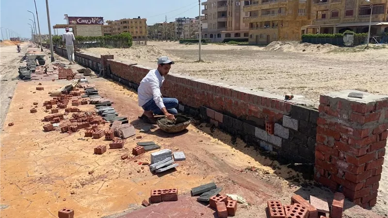 محافظ كفرالشيخ يتابع جهود تطوير كورنيش الفنار بمصيف بلطيم