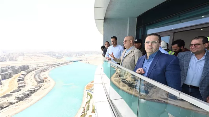 وزير الإسكان يتفقد أعمال التشطيبات بأبراج المنطقة الشاطئية.. صور