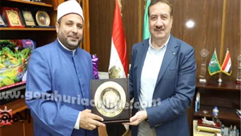 محافظ المنوفية يكرم رئيس منطقة المنوفية الأزهرية السابق
