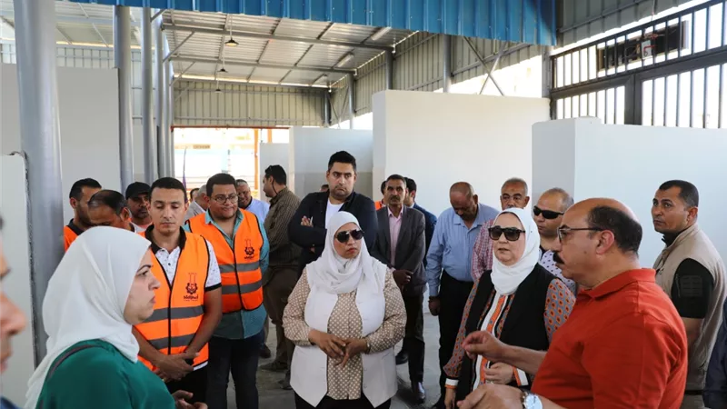 وزيرة التضامن الإجتماعى ومحافظ أسوان يتفقدان سوق الأحمدية الحضاري