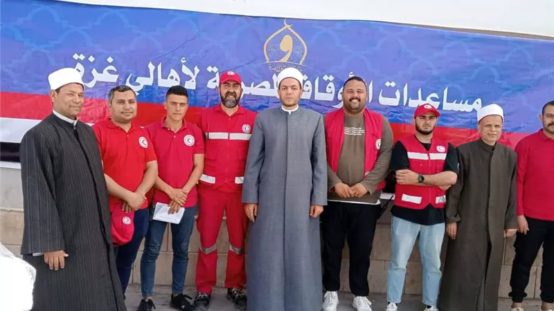 بالصور: تسليم 20 طن سلع غذائية من الأوقاف المصرية لأهالي غزة