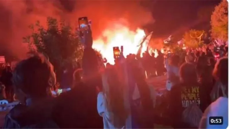 بالفيديو.. إسرائيليون يحرقون شوارع قيسارية المحتلة احتجاجا على نتنياهو
