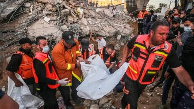 طواقم الإنقاذ ينتشلون جثامين 318 شهيدا من 3 مقابر جماعية بخان يونس