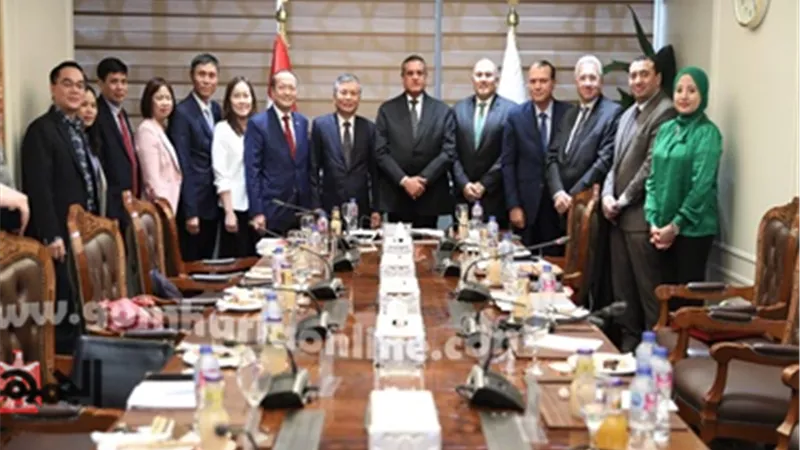 وزير التنمية المحلية يستقبل نائب وزير الشئون الداخلية الفيتنامي