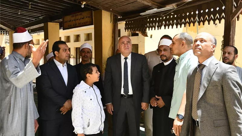 علي هامش جولته الميدانية بقوص .. محافظ قنا يزور المسجد العمرى
