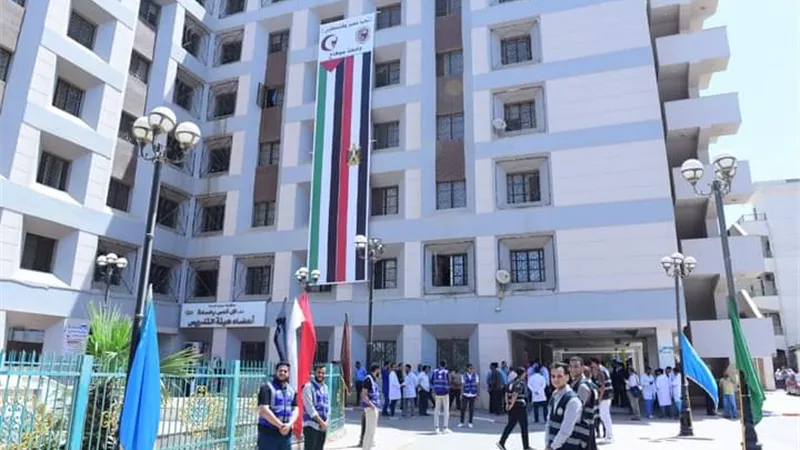 بالورود..جامعة سوهاج تستقبل ٢٤ مصاب من قطاع غزة و٥٠ من ذويهم