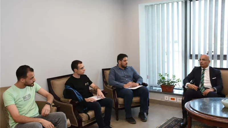 رئيس جامعة عين شمس يكرم فريق الحاسبات الفائز ببطولة البرمجة العالمية