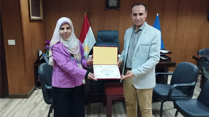 وكيل صحة البحيرة يُكرِّم ممرضة لحصولها على الدكتوراه