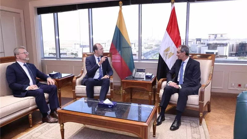 وزير الاتصالات يبحث مع نظيره الليتوانى تعزيز التعاون بين البلدين