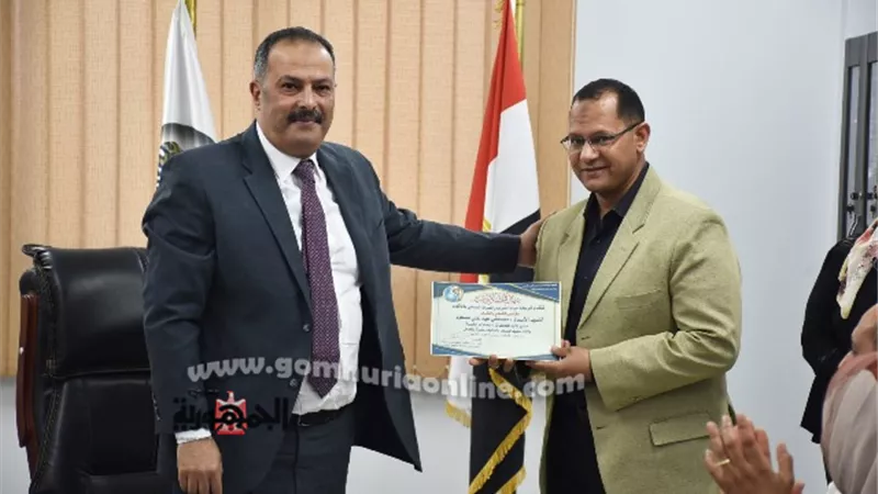 رئيس شركة مياه الأقصر يكرم العامين المتميزين لتفانيهم فى العمل
