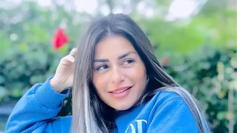 منة فضالي تشعل السوشيال ميديا بإطلالة رقيقة .. شاهد