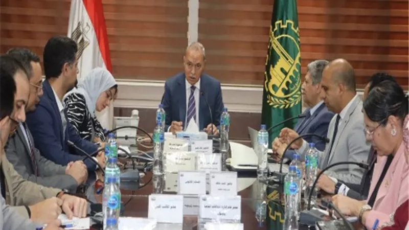 محافظ القليوبية يناقش إنشاء شركة مساهمة لإدارة جمع ونقل المخلفات