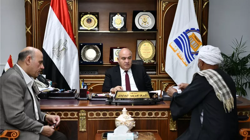 محافظ قنا ونائبه يستقبلون عددا من المواطنين لبحث شكاواهم ومطالبهم
