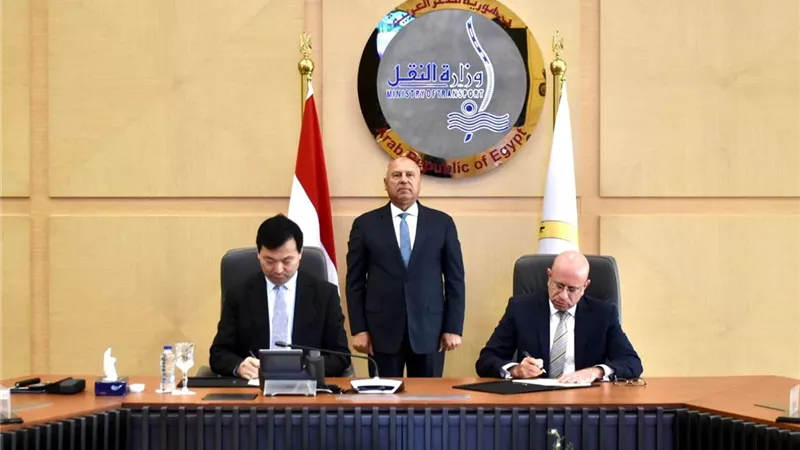 وزير النقل يشهد تعاقد شركة الملاحة الوطنية على بناء سفينتين للصب الجاف