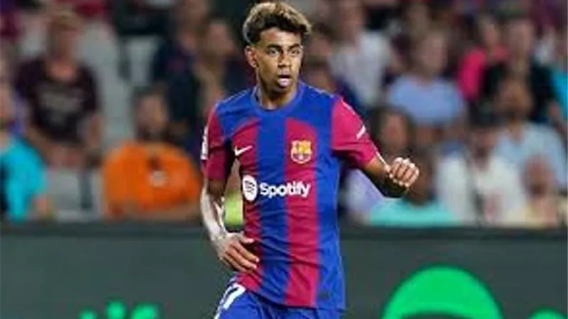 موقف برشلونة من اهتمام باريس بـ لامين يامال