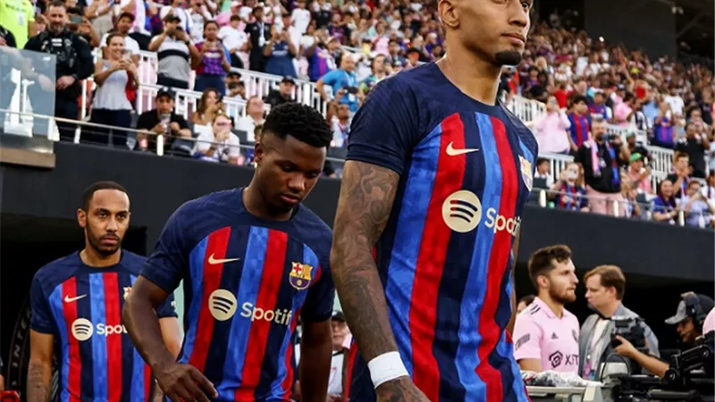 برشلونة يبحث عن صفقات مجانية و 10 لاعبين تحت الميكرسكوب