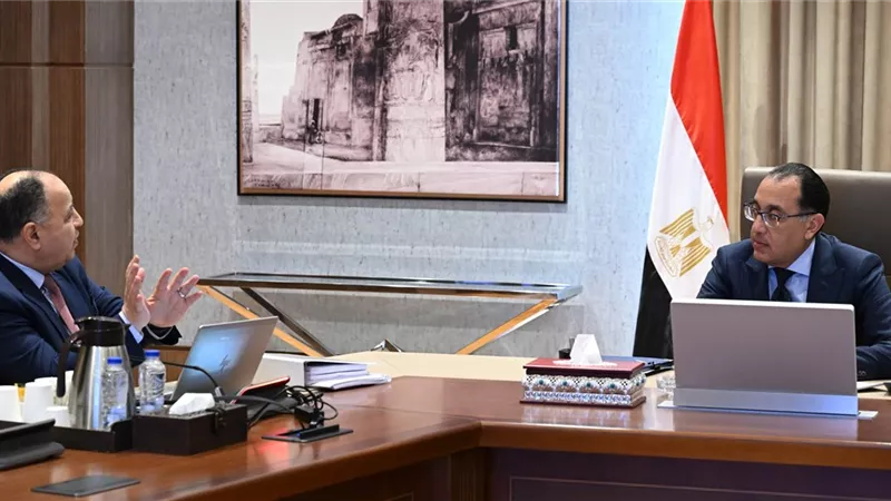 رئيس الوزراء يستعرض مع وزير المالية مقترح وثيقة السياسة الضريبية