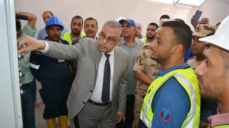 محافظ سوهاج يتفقد محطة رفع الصرف الصحي بقرية الدناقلة بالمنشأة