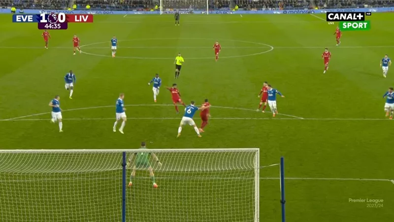 إيفرتون يعطل ليفربول عن اللحاق بأرسنال ويهزمه بهدفين بالبريميرليج