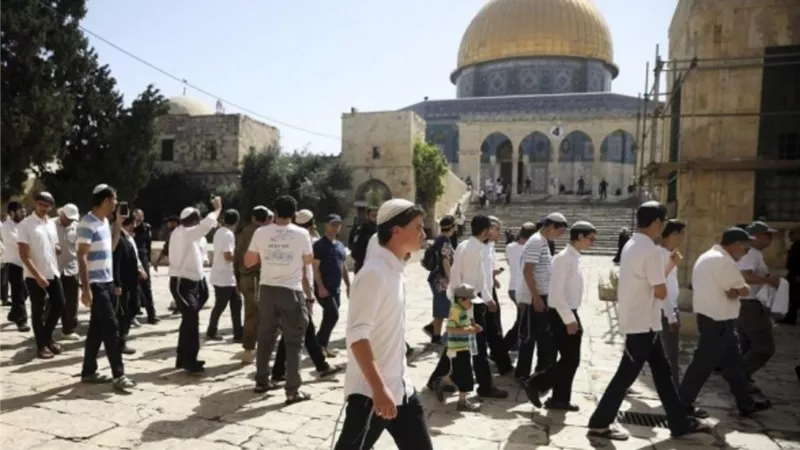 مجموعات من المستوطنين تقتحم المسجد الأقصى في ثالث أيام عيد الفصح