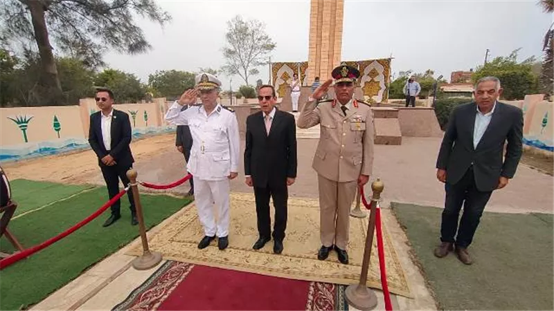 وضع إكليل الزهور على النصب التذكاري للجندي المجهول بالعريش