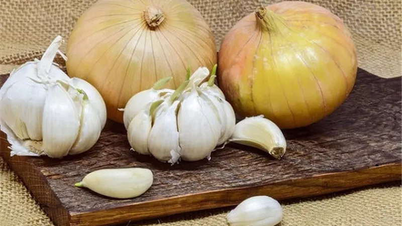 الثوم والبصل .. أبرز الاطعمة المسببة انتفاخ البطن المزعج