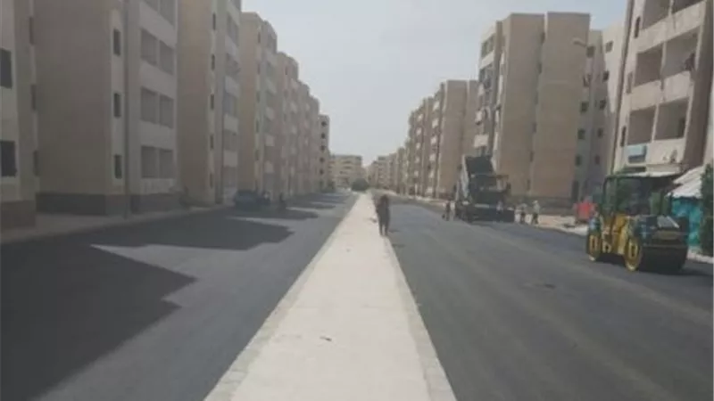 رصف منطقة الإسكان الإجتماعي بمدينة المستقبل في الإسماعيلية..صور