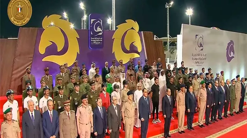الرئيس السيسي يتوسط صورة تذكارية مع المنتخبات المشاركة فى البطولة العربية العسكرية للفروسية