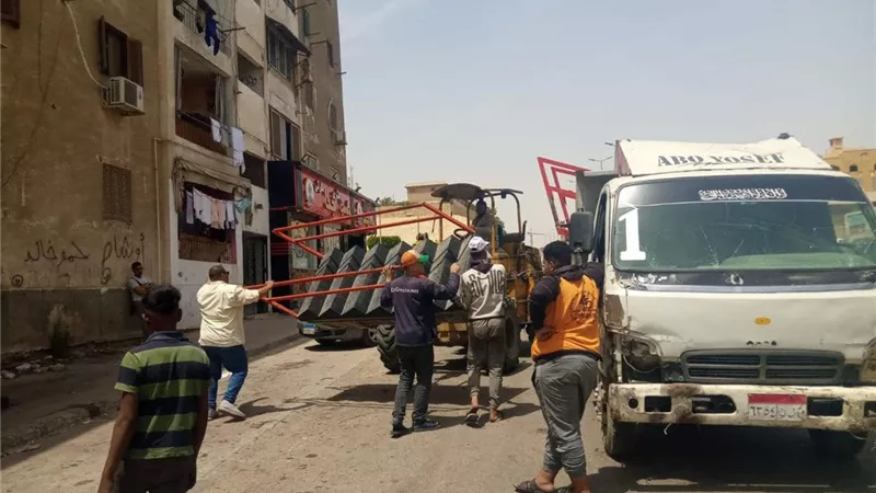 جهاز مدينة القاهرة الجديدة يشن حملات لإزالة الإشغالات .. صور
